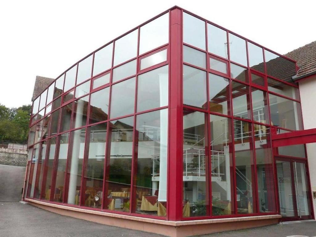 un bâtiment en verre avec beaucoup de fenêtres dans l'établissement Gaulois, à Saint-Symphorien-de-Marmagne