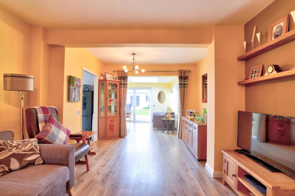 Zona d'estar a Beautiful bungalow with parking and large garden