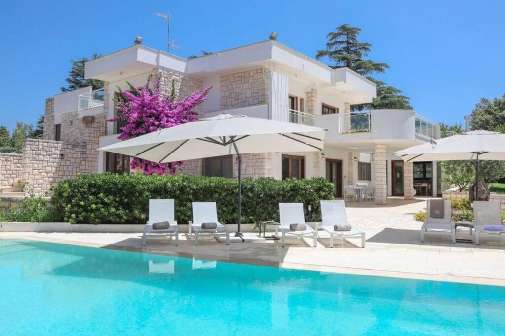 卡斯特拉納格羅泰的住宿－Villa D'Aprile Exclusive Luxury Villa with pool, Jacuzzi, SPA，别墅 - 带游泳池和遮阳伞