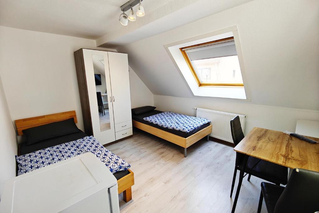 Säng eller sängar i ett rum på Work&Stay House with Terrace in Heidenheim