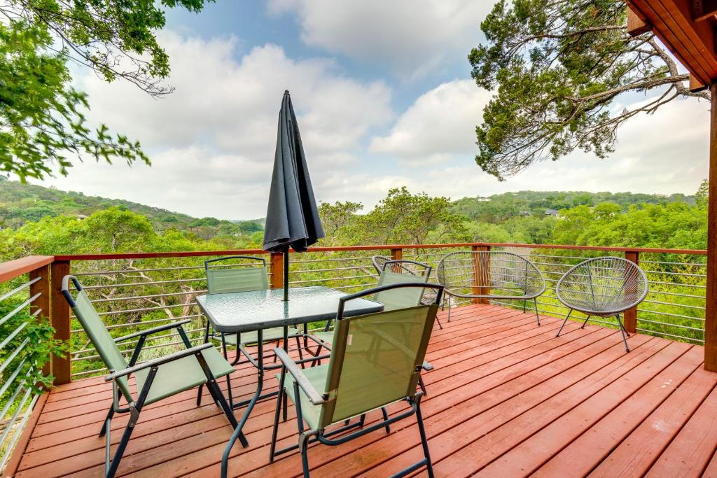Balkon atau teras di Austin Area Vacation Rental with Deck and Gas Grill!