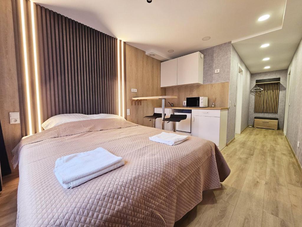 una camera da letto con un letto e due asciugamani di Vilnius Tiny apartments a Vilnius