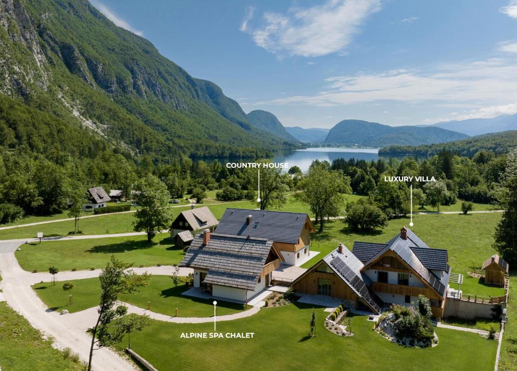 - une vue aérienne sur une maison avec des montagnes et un lac dans l'établissement PRIVILLAGE Stare - B&B, à Bohinj