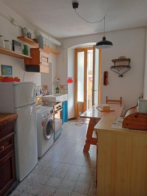 a kitchen with a washer and a washing machine at Il nido luminoso in Riomaggiore