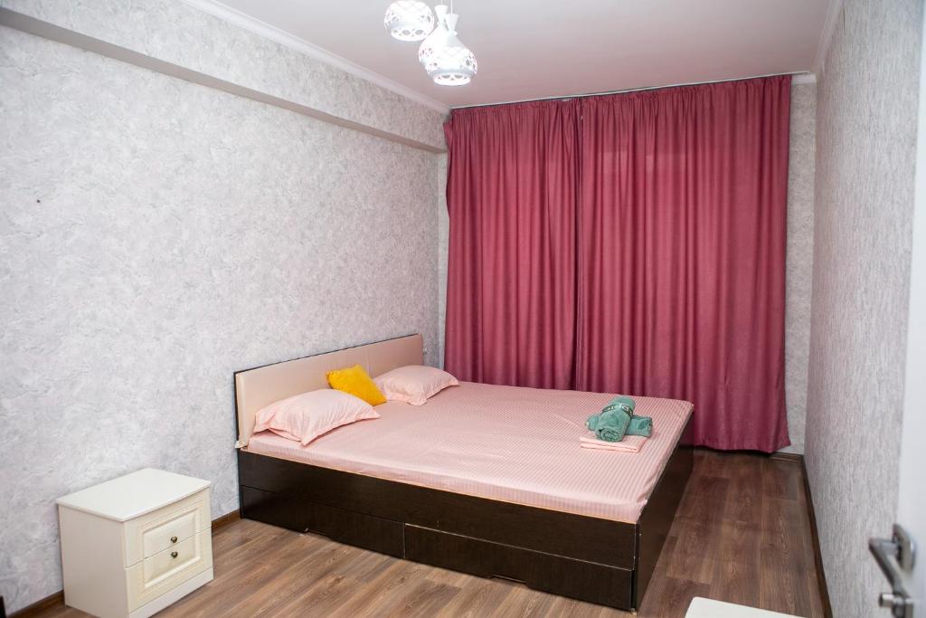 Una cama o camas en una habitación de Закрыто