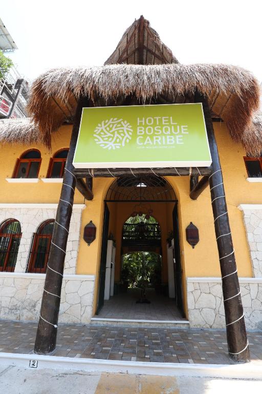 Un cartel para un campus cápsula en Hotel Bosque Caribe, 5th Av. zone, en Playa del Carmen