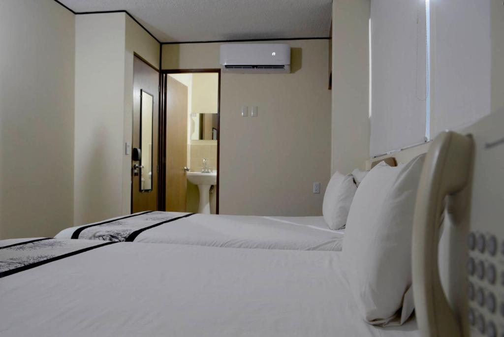 Postel nebo postele na pokoji v ubytování Hotel Mateos 1215