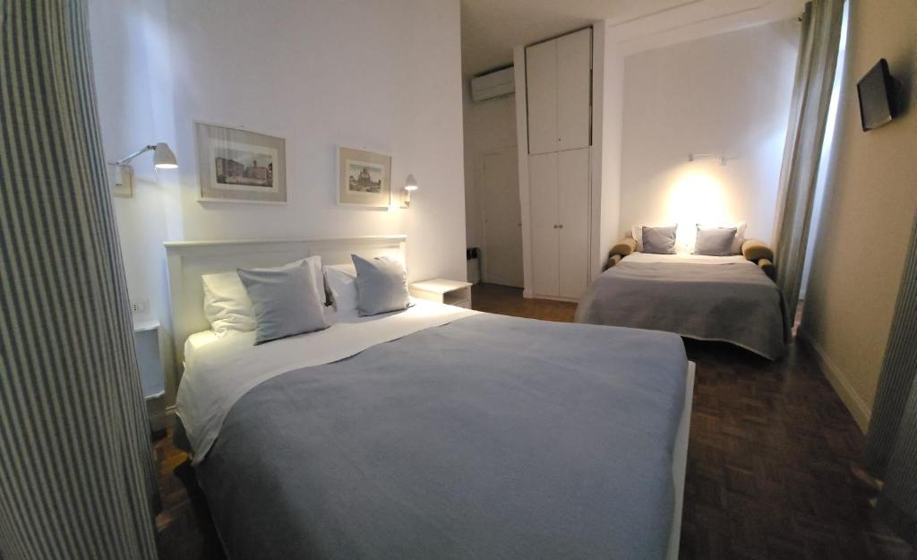 una habitación de hotel con 2 camas y una lámpara en Residenza I Rioni Guesthouse, en Roma