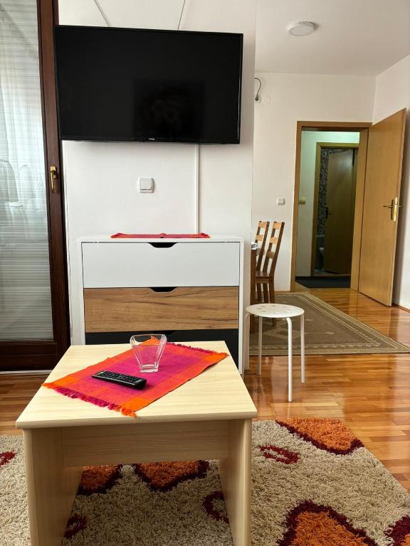 TV a/nebo společenská místnost v ubytování Apartman LENKA