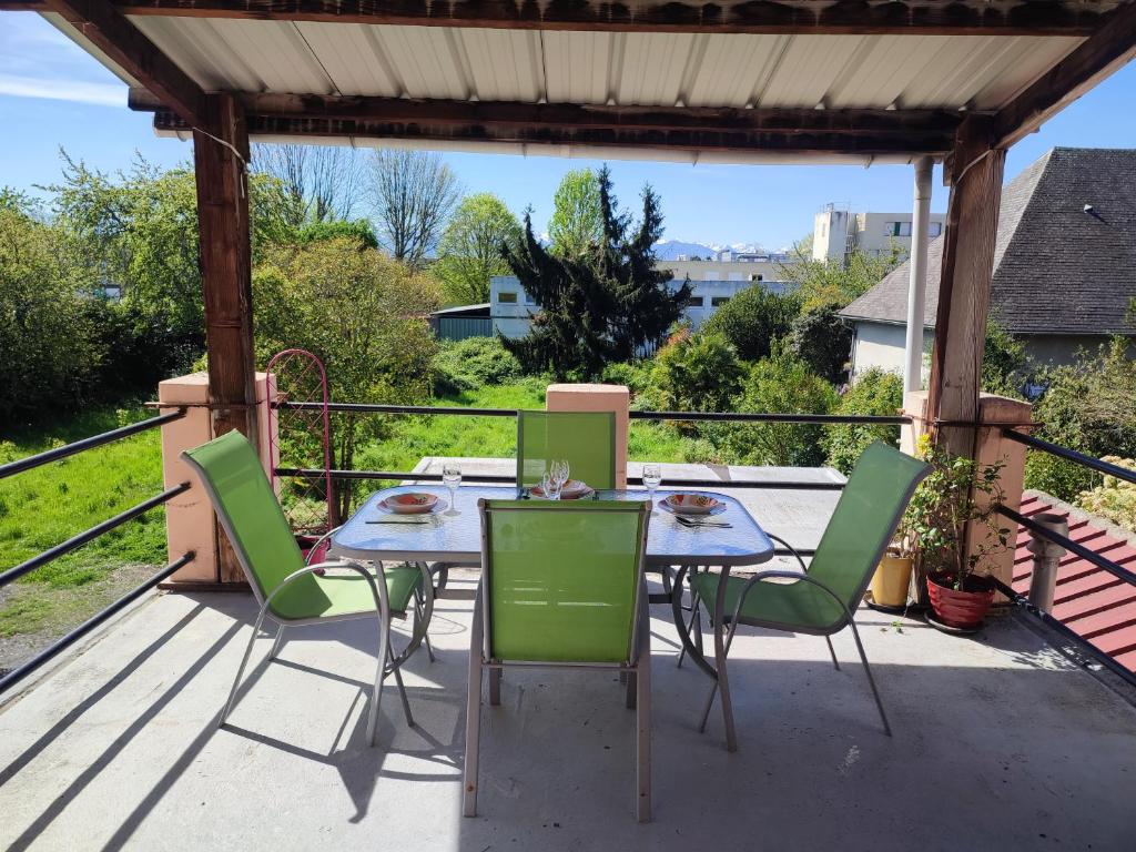 een terras met een tafel en stoelen bij Chambre privée in Tarbes