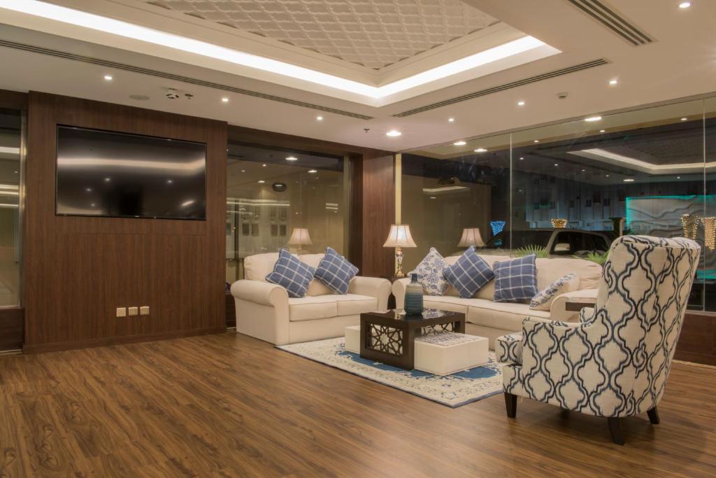 ein Wohnzimmer mit 2 Sofas und einem TV in der Unterkunft نور الشرق in Dammam