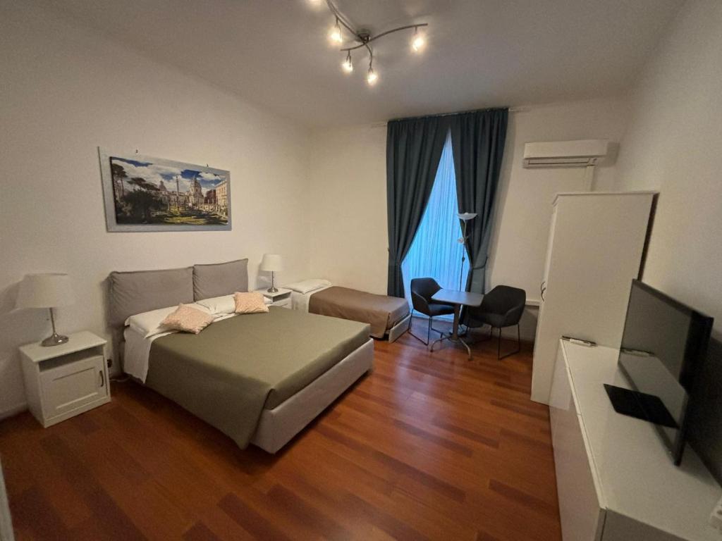 羅馬的住宿－VT Vatican's Apartment，一间卧室配有一张床、一张书桌和一台电视
