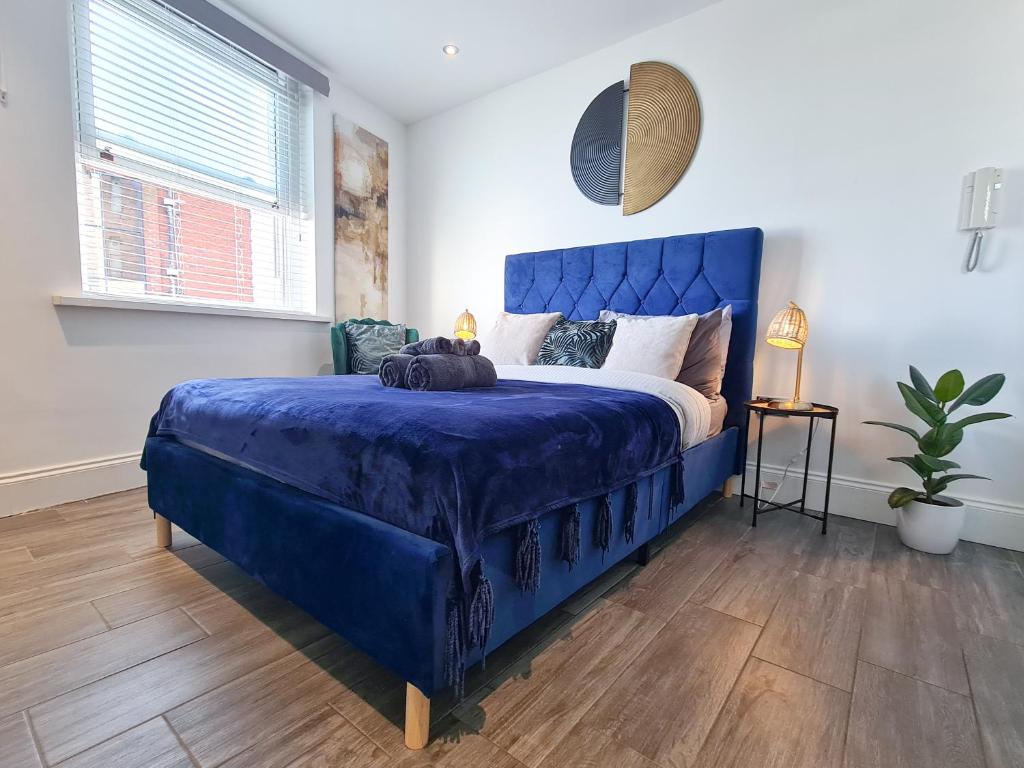 een slaapkamer met een blauw bed en een blauw dekbed bij Seagull Place - The Lanes Brighton City Centre in Brighton & Hove