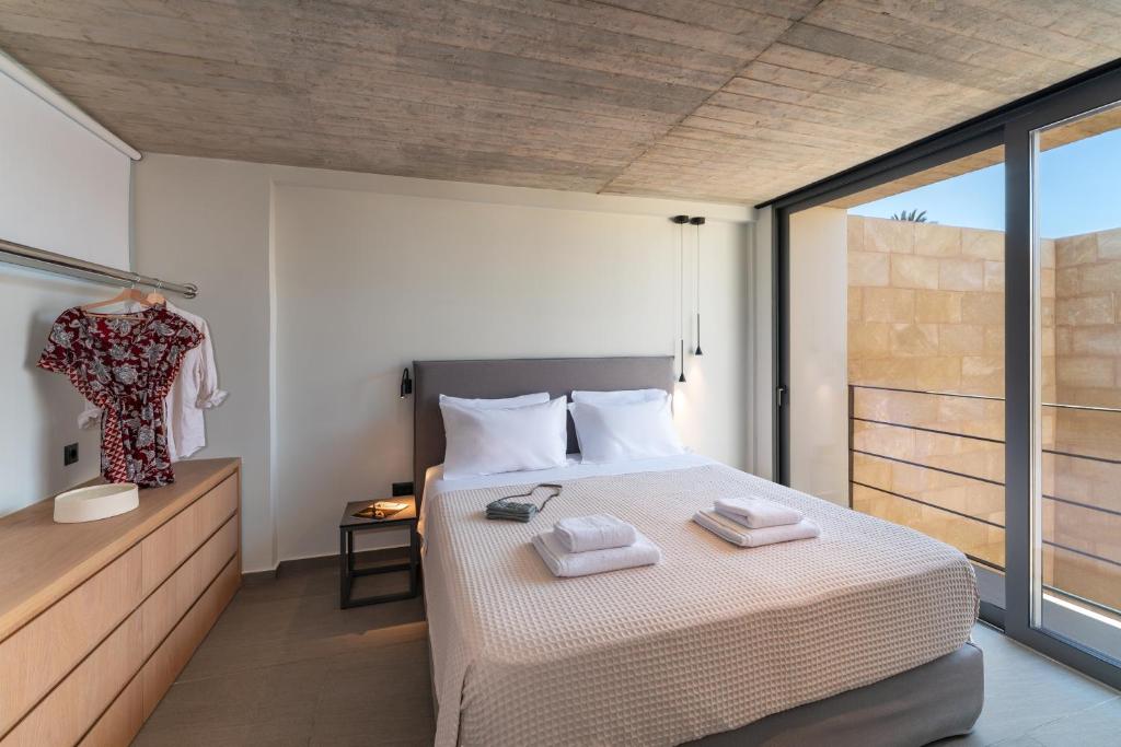 Postel nebo postele na pokoji v ubytování Linear Cabanon Kallithea Luxury Villas