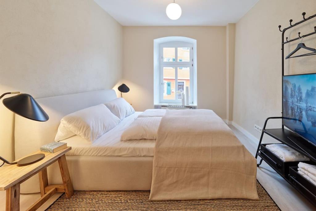 ein Schlafzimmer mit einem großen Bett und einem TV in der Unterkunft Schöne Fewo im Winzerdorf - Sauna - Sonnenterrasse in Ürzig