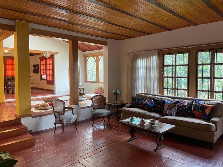 ein Wohnzimmer mit einem Sofa und einem Tisch in der Unterkunft Caricari Casa Campestre Sogamoso in Sogamoso