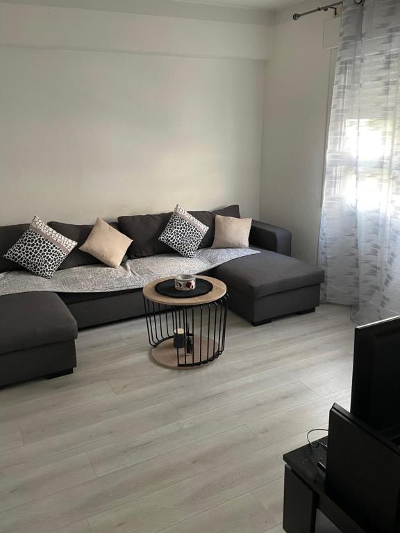 un salon avec un canapé et une table basse dans l'établissement DEUX PIECES AJACCIO, à Ajaccio