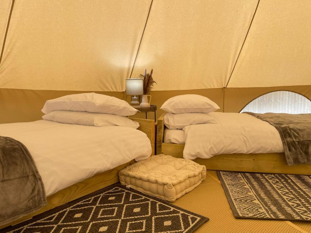 Postelja oz. postelje v sobi nastanitve The Elm: Luxury Bell Tent with private bathroom