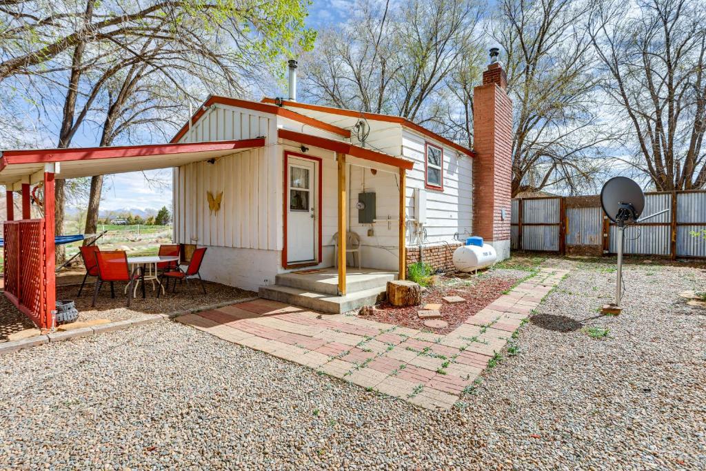 Casa pequeña con porche y patio en Scenic Hesperus Home on 2 Acres with Fenced Yard!, en Hesperus