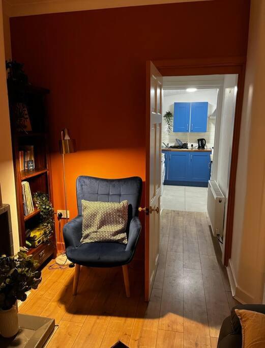 sala de estar con silla y cocina en Trendy artisan cottage in Stoneybatter near Dublin City centre, en Dublín