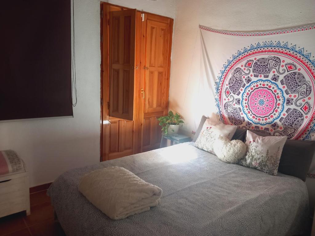 a bedroom with a bed with a large head board at Casita Mona y Acogedora in Alaquas