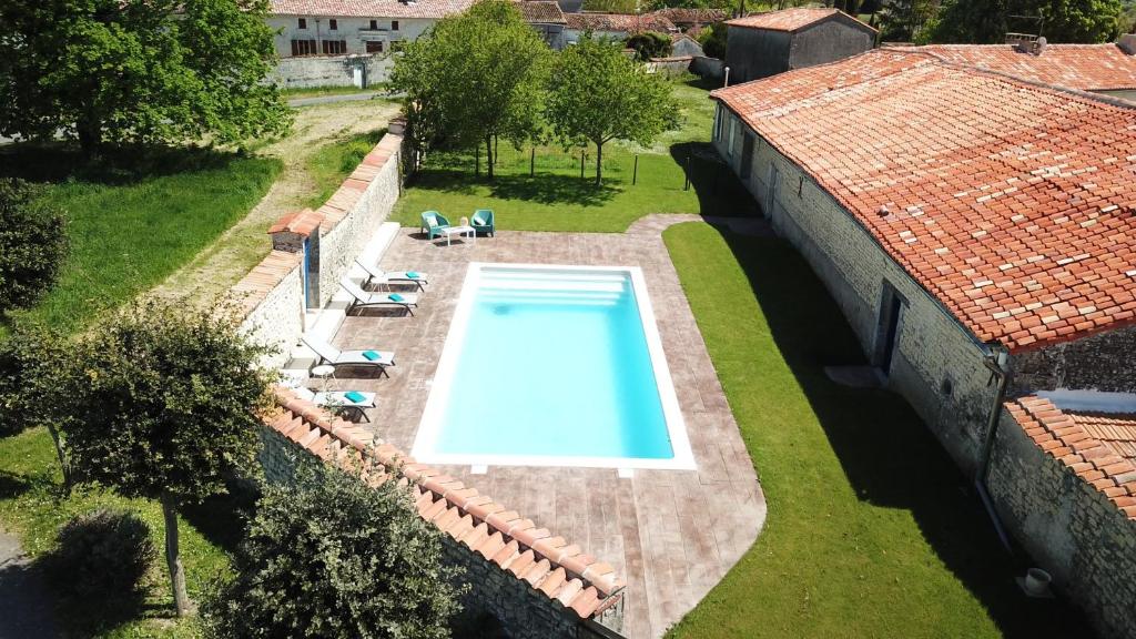 - une vue sur la piscine dans la cour dans l'établissement Le Clos de la Bertillère, à Ambleville