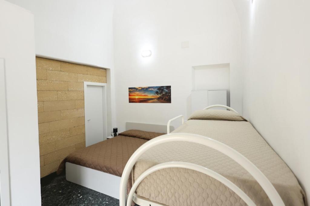 1 dormitorio con 2 camas y un cuadro en la pared en Da Termini, en Marsala