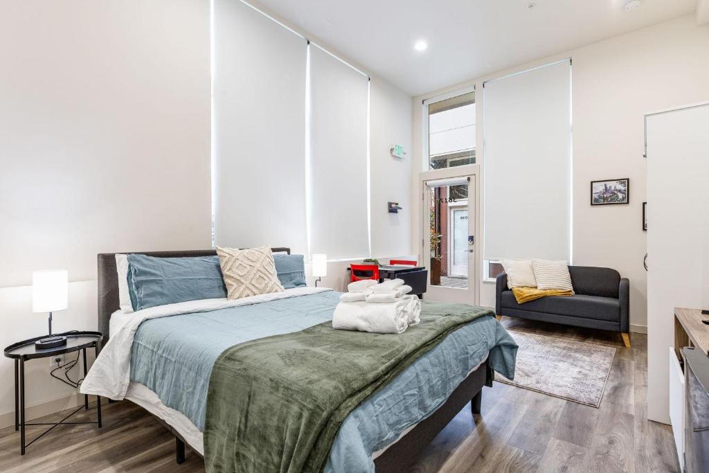 Ένα ή περισσότερα κρεβάτια σε δωμάτιο στο Perch - Fremont Urban Studio