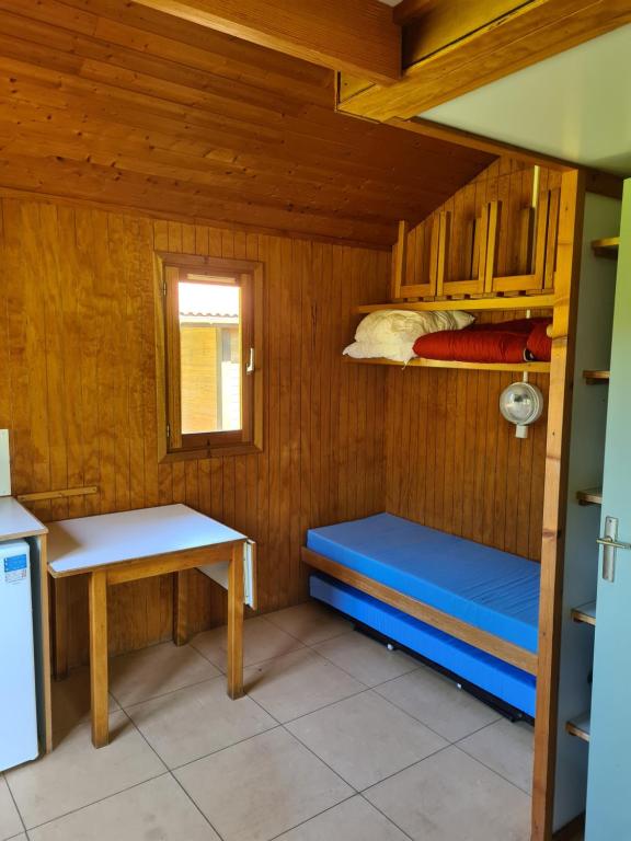 Postel nebo postele na pokoji v ubytování Les Chalets Guinguette