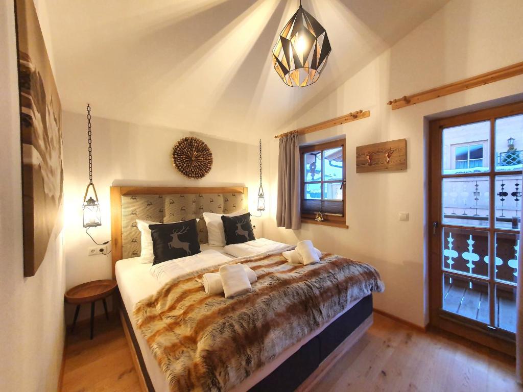 Postel nebo postele na pokoji v ubytování Alpen Chalets Zell am See
