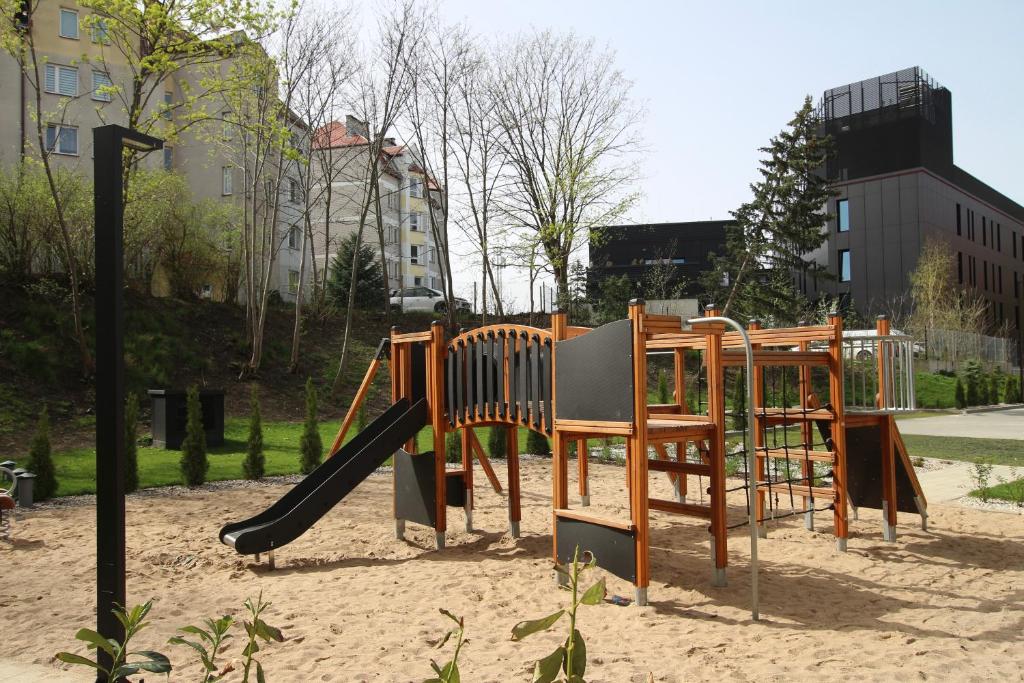 plac zabaw ze zjeżdżalnią w piasku w obiekcie Love Travel - Targowa 4 w mieście Ełk