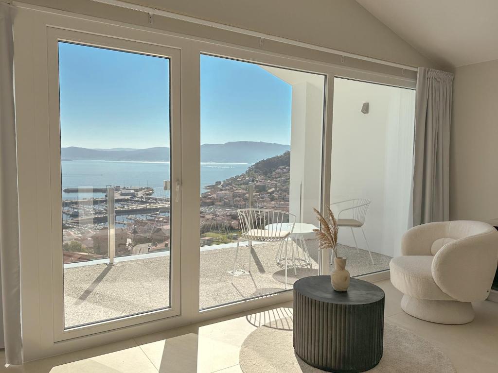 uma sala de estar com vista para o oceano em Otantus Hotel em Muros