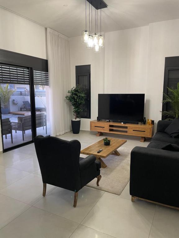 TV a/nebo společenská místnost v ubytování וילת צאלים