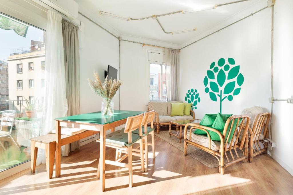 uma sala de estar com mesa e cadeiras em Eulalias Lodges Barcelona em Barcelona