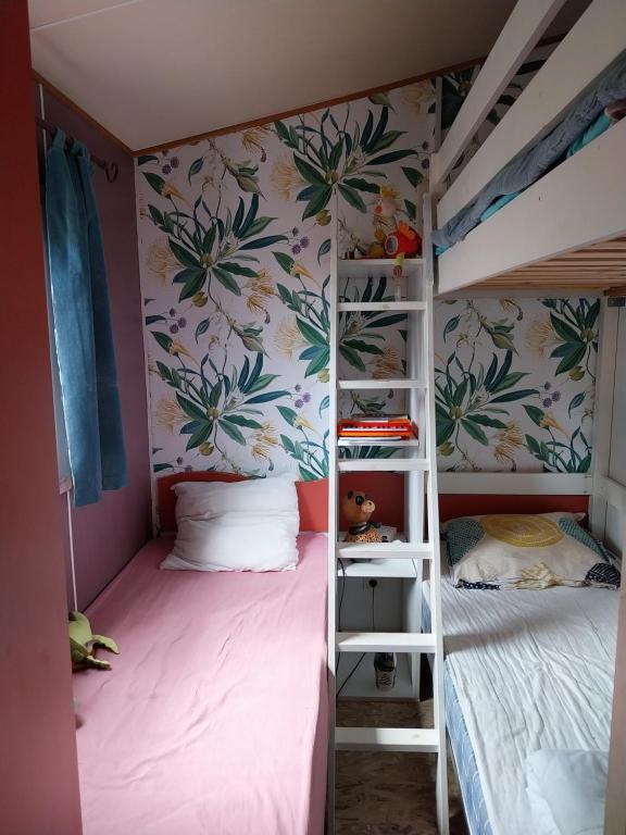 Katil dua tingkat atau katil-katil dua tingkat dalam bilik di Camping Eden grau du roi Clim mer