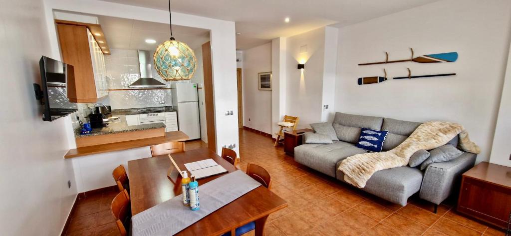 een woonkamer met een bank en een tafel bij BRISA DE CALELLA DE PALAFRUGELL in Calella de Palafrugell