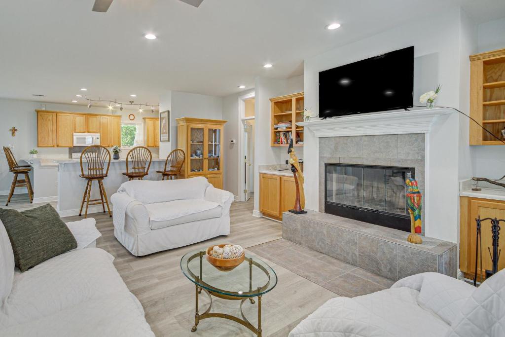 un salon avec cheminée et une cuisine dans l'établissement Waveland Vacation Rental - Walk to the Beach!, à Waveland