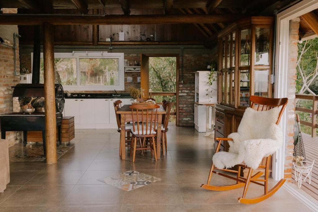 cocina y comedor con mesa y sillas en Chalé Deckmont, en Caraa