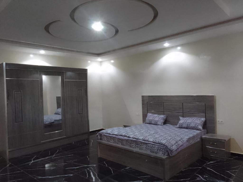 1 dormitorio con cama y espejo grande en Appartement Meublé aux Almadies en Ngor