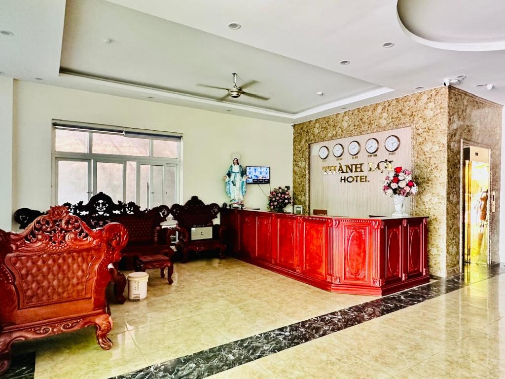 a living room with red furniture in a room at THANHLOI HOTEL in Mỹ Ðuc