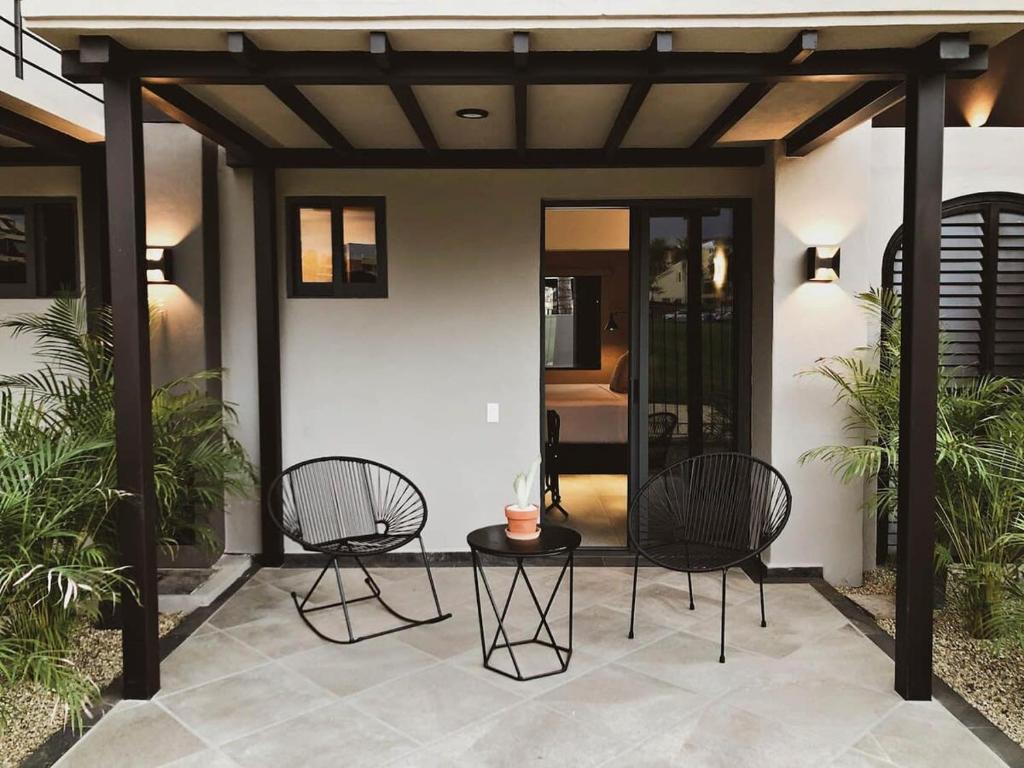 un patio con 2 sillas y una mesa en 2 Amazing Suite King Rooms in Exclusive Boutique Hotel, en San José del Cabo