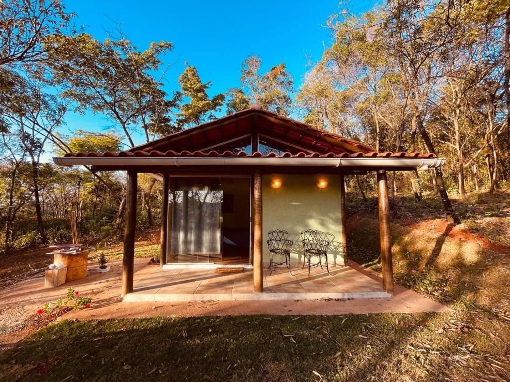 einen Pavillon mit Stühlen und Tischen auf einer Terrasse in der Unterkunft Rancho Ubuntu in Brumadinho