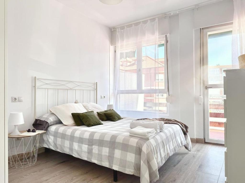 - une chambre blanche avec un lit et une fenêtre dans l'établissement La Trainera - 30013, à Somo
