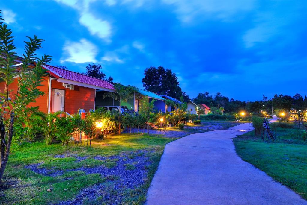 um caminho que leva a uma fila de casas à noite em Nonplern Garden Home Khaoyai em Ban Noen Hom