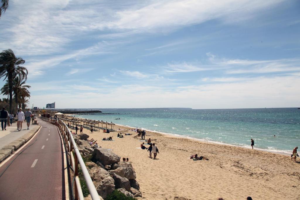una playa con gente en la arena y el océano en Casa Molinar, en Palma de Mallorca