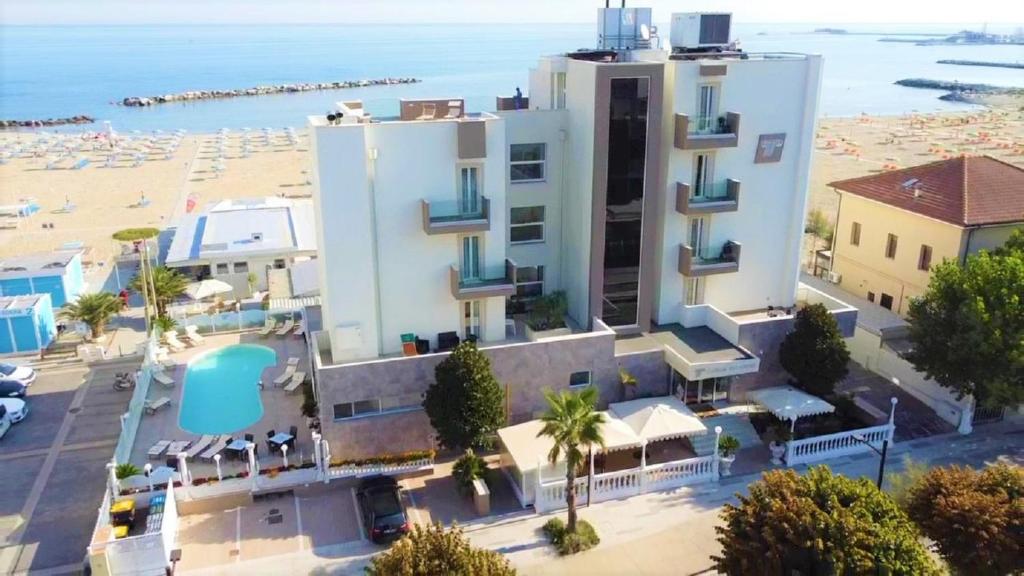 vista aerea di un hotel e della spiaggia di Hotel Caesar Paladium a Rimini