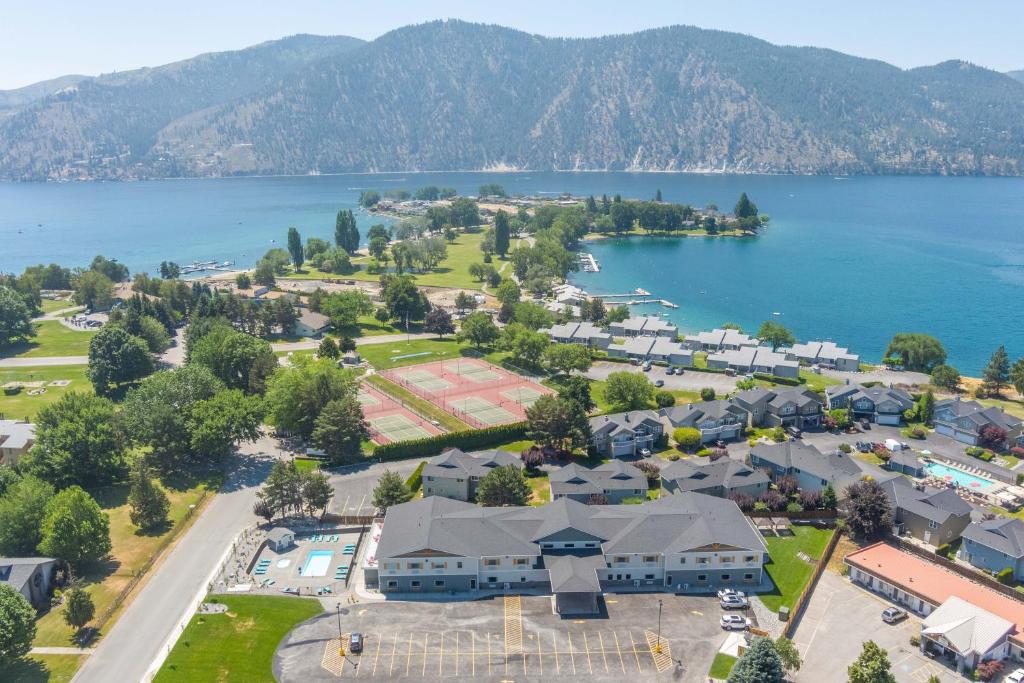 eine Luftansicht eines Resorts neben einem See in der Unterkunft Manson Bay Suites in Manson