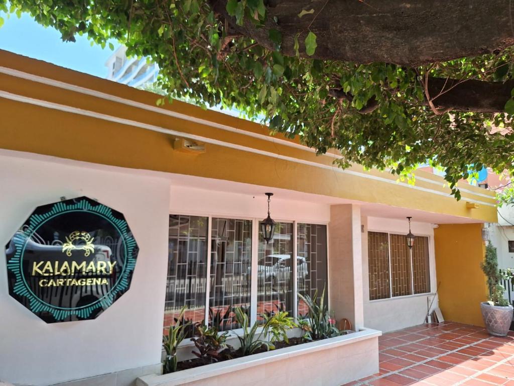 restauracja z znakiem na boku budynku w obiekcie Casa Kalamary Crespo w mieście Cartagena de Indias