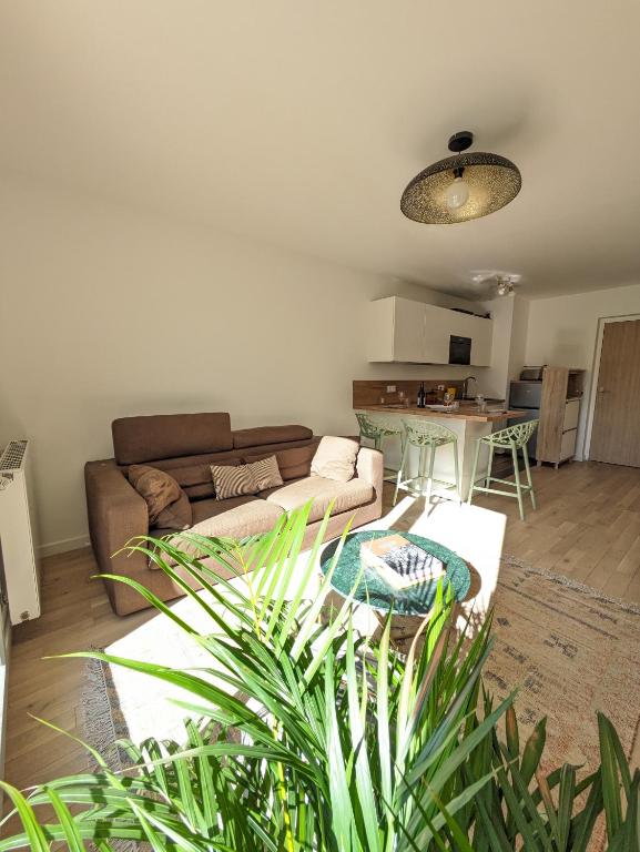 un salon avec un canapé et une table dans l'établissement Appartement de Standing avec jardin, à Clamart