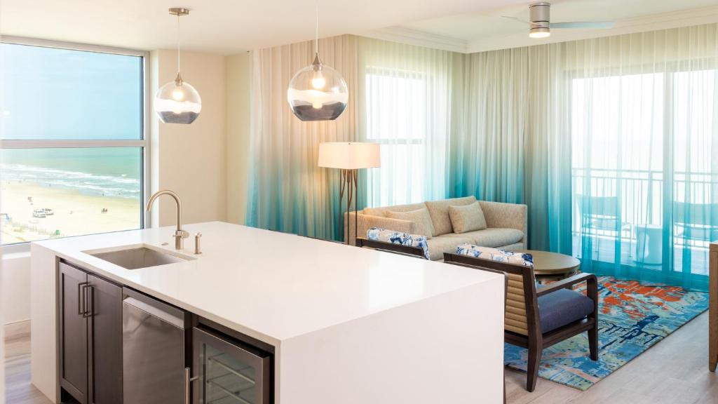 Kuchyň nebo kuchyňský kout v ubytování Holiday Inn Club Vacations Myrtle Beach Oceanfront